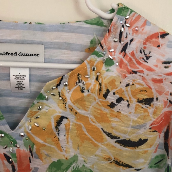 Alfred Dunner Lazy Daisy Notched Neck Top - Picture 8 of 8